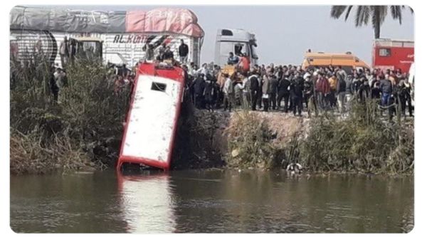▲▼埃及公車墜入曼蘇利亞運河（Mansuriya canal）造成19人死亡。（圖／翻攝自twitter／@NoticiasMundo23）