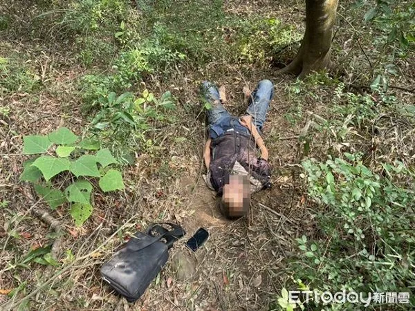 ▲男子失蹤3日躺臥虎頭山區草叢。（圖／中壢警分局提供）