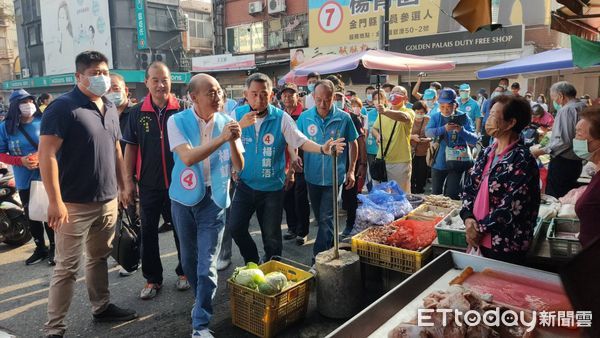 韓國瑜「旋風式」走訪金門　合體楊鎮浯掃街拜票！民眾熱情合照 | ETto