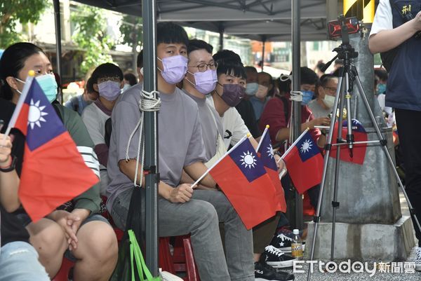 ▲▼最美里長陳紫渝競選服務處成立茶會，許多年輕民眾到場支持。（圖／記者李毓康攝）