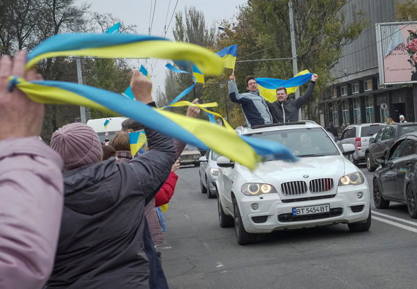 ▲▼烏克蘭軍隊重新進入赫爾松地區，獲得當地民眾的熱情歡迎，街道上也處處可見飄動著的烏克蘭國旗。（圖／路透）