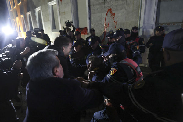 ▲▼阿爾巴尼亞12日爆發示威活動，一名持刀的抗議者被捕。（圖／路透）