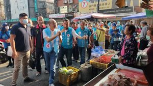 韓國瑜「旋風式」走訪金門　合體楊鎮浯掃街拜票！民眾熱情合照