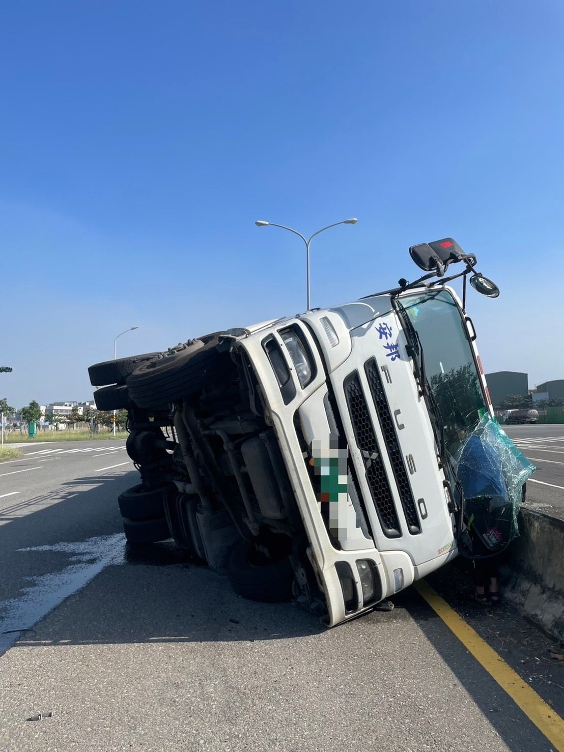 ▲▼高雄港40呎貨櫃車過彎撞安全島！整輛橫躺...駕駛自行脫困。（圖／讀者提供）