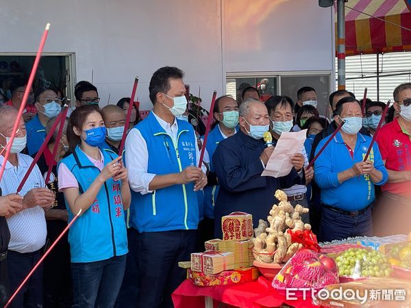 ▲▼同額選舉苗栗市長候選人邱鎮軍今天成立競選服務處，宣布捐出1票30元候選人競選費用補貼。（圖／記者蔡文淵翻攝）