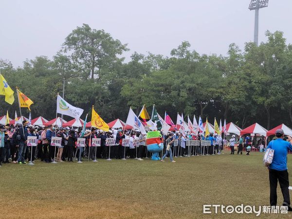 ▲台南市政府於新營體育場二二八紀念公園南側，盛大舉辦「台南市2022年度勞資體育競賽」，這次運動會多達76個單位、約3000多人次參與本次的比賽盛事。（圖／記者林悅翻攝，下同）