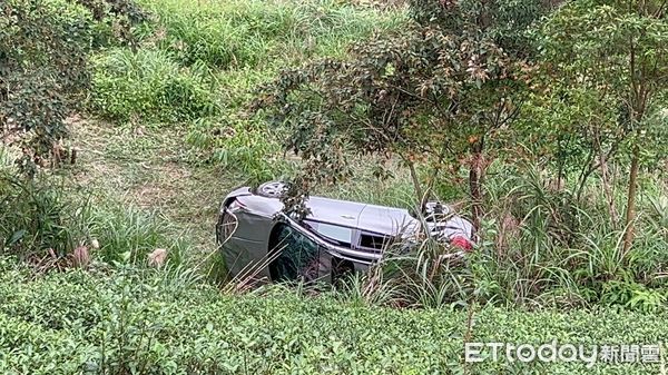 ▲▼新北坪林區坪雙路二段小客車滑落邊坡翻覆。（圖／記者陳以昇翻攝）