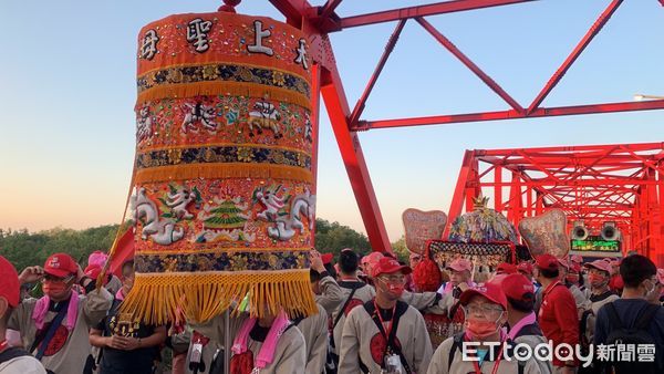 ▲西螺福興宮太平媽祖笨港會香第四日今天回鑾，西螺大橋南端擠滿上萬信徒與民眾接駕。（圖／記者蔡佩旻攝）