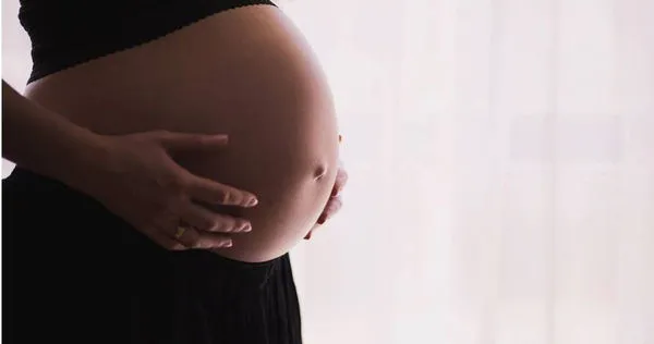 網路上流傳孕婦懷孕未滿3個月搭飛機容易流產的傳言。（示意圖／Unsplash）