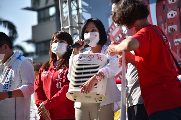 ▲▼       參加公益園遊會　柯志恩化身柯媽媽與大小朋友話家常      。（圖／柯志恩競選辦公室提供）