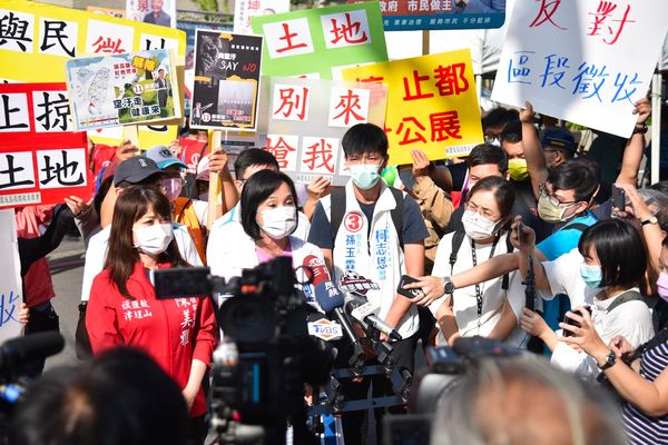 ▲▼       參加公益園遊會　柯志恩化身柯媽媽與大小朋友話家常      。（圖／柯志恩競選辦公室提供）