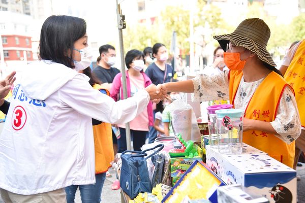 ▲▼      參加公益園遊會　柯志恩化身柯媽媽與大小朋友話家常       。（圖／柯志恩競選辦公室）