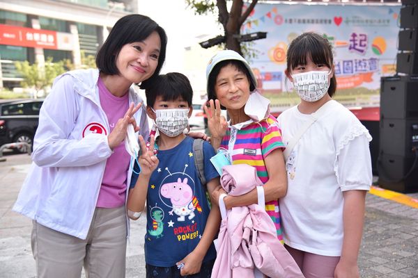 參加公益園遊會　柯志恩化身柯媽媽與大小朋友話家常 | ETtoday政治