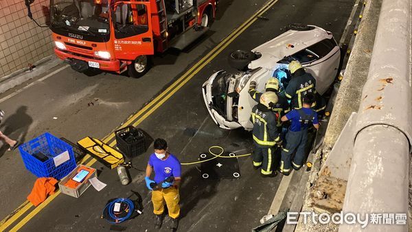 3車警政署前競飆！翻覆1死1傷　屁孩嗆警遭開3槍中彈。（圖／記者游宗樺攝）