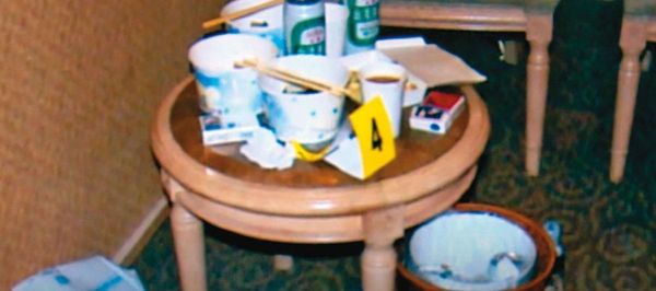 警方在旅館房內桌上的酒瓶、零食跟下酒菜中，驗出安眠藥成分。（翻攝畫面）