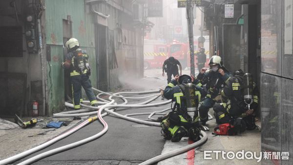 ▲▼台北市中山北路二段巷弄內一棟4層樓民宅今（14）日上午9時許驚傳火災。（圖／記者黃彥傑攝）