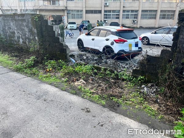 ▲▼宜市金六結軍營外牆遭肇逃自小客撞倒。（圖／記者游芳男翻攝，下同）