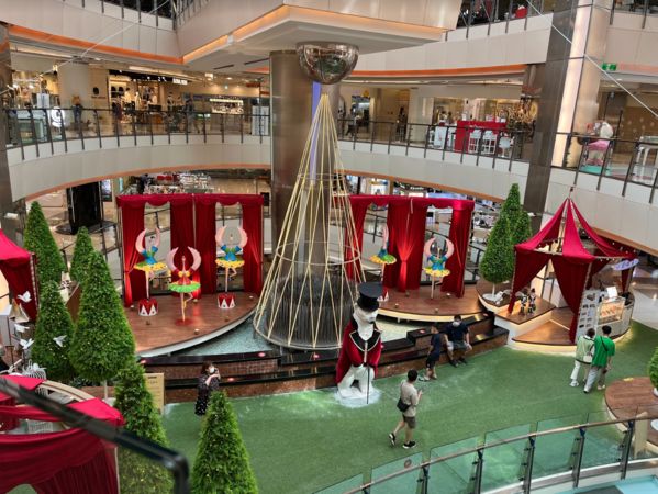 ▲桃園的大江購物中心今年以快樂為主題，打造「聖誕歡樂馬戲團樂園」。（圖／大江購物中心）