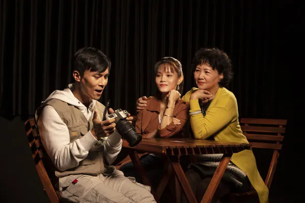 ▲王琄在舞台劇《Space Boy》星空男孩與李劭婕、呂名堯飾演兩人的母親。（圖／故事工廠提供）