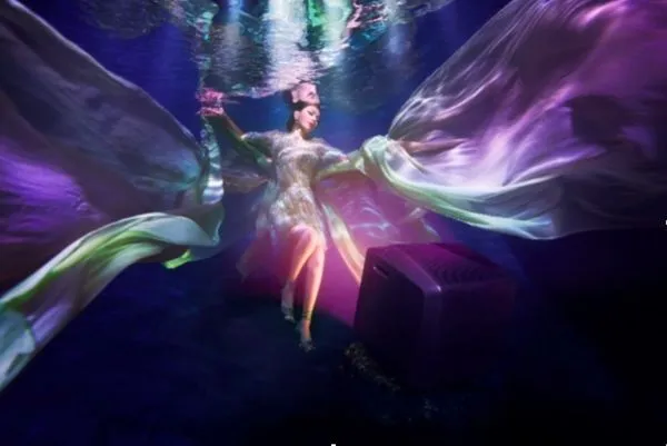 ▲▼李毓芬穿上白綠相間的唯美長裙於水中出鏡，《再見公主》第1集主題海報。（圖／翻攝自李毓芬IG）