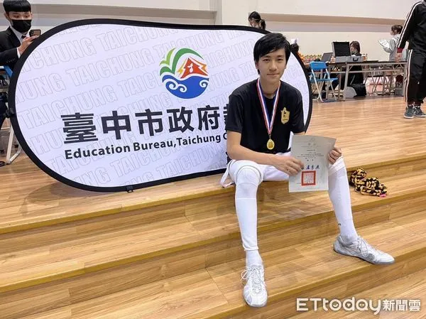 ▲台中市長盃擊劍賽，明道中學高二生王博宇軍刀項目奪3冠。（圖／明道中學提供）