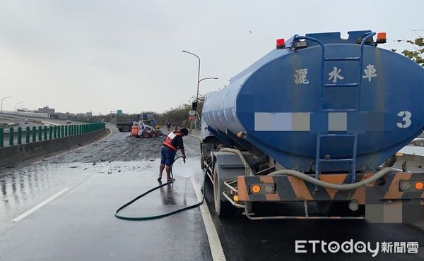 ▲台61線快速道路南下246公里金湖段今日發生大量泥漿砂石滲漏於車道，現場慘況婉如「腐爛神」路過。（圖／記者蔡佩旻翻攝）