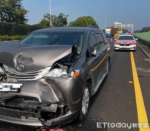 ▲▼國道3號南向300.2公里處今日下午發生一起小客車追撞事故（圖／記者翁伊森翻攝）