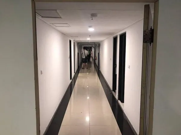 警方附耳傾聽，有叫床聲就衝進去搜索，果然查獲3對性交易男女。（翻攝畫面）