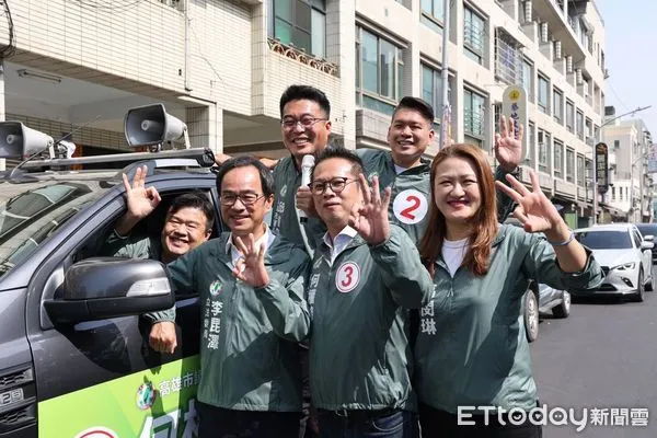 ▲▼立委李昆澤和菊系子弟兵「五小福」何體拜票。（圖／記者許宥孺翻攝）