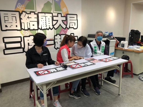 ▲▼新北市中和區市議員候選人張嘉玲今（14）日在競選總幹事林秀惠前議員的陪同下召開記者會。（圖／張嘉玲競選辦公室提供）