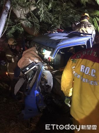 ▲台南市永康區洲尾街發生嚴重車禍事故，1名年約50幾歲的男性駕駛人，右腳被夾困住於變形駕駛座中，消防人員破壞車體將他救出，送永康奇美醫院急救。（圖／民眾提供，下同）