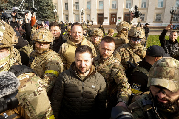 ▲▼烏克蘭總統澤倫斯基（Volodymyr Zelenskyy）視察剛收復的城市赫爾松（Kherson），當地居民熱烈歡迎。（圖／路透）
