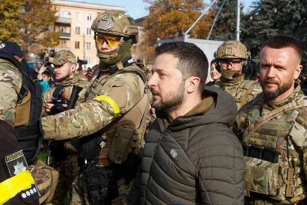 ▲▼烏克蘭總統澤倫斯基（Volodymyr Zelenskyy）視察剛收復的城市赫爾松（Kherson），當地居民熱烈歡迎。（圖／路透）