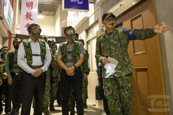 立法委員穿著上各項裝備，實際體驗戰場心理抗壓模擬訓練館訓練方式。（圖／軍聞社）