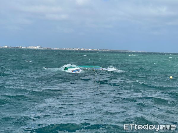 ▲▼ 澎湖漁船不敵強風翻覆 6人獲救。（圖／記者陳韋男攝）