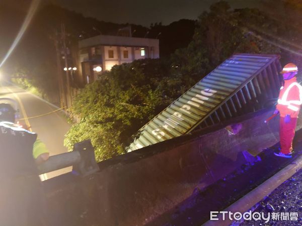 ▲▼快訊／國1基隆貨櫃車衝出護欄　從天而降「壓爛路過轎車」。（圖／記者郭世賢翻攝）