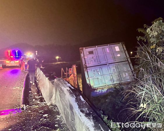 ▲▼國1基隆貨櫃車衝出護欄　從天而降「壓爛路過轎車」。（圖／國道公路警局）