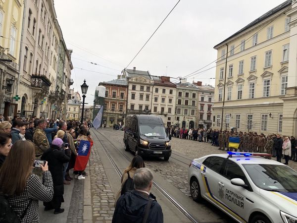 ▲▼利沃夫市（Lviv）市長Andriy Sadovyi向曾聖光的家屬致意，我國駐波蘭代表陳龍錦大使在陪全程陪同。。（圖／取自Facebook／外交部 Ministry of Foreign Affairs, ROC（Taiwan） ）