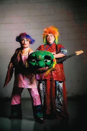 許效舜（左）與澎恰恰（右）在《鐵獅玉玲瓏》反串演出，成為兩人的經典代表作。（翻攝自澎恰恰臉書）