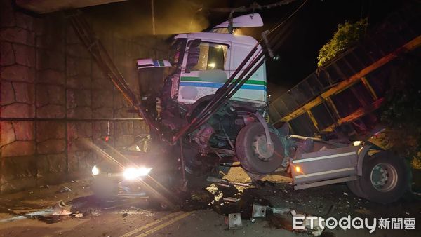 ▲▼國1基隆貨櫃車衝出護欄，從天而降「壓爛路過轎車」。（圖／記者郭世賢翻攝）