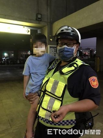 ▲東港警分局林邊分駐所所長李毅信、警員甘琅升、羅光榮等人找到男童             。（圖／記者陳崑福翻攝，下同）