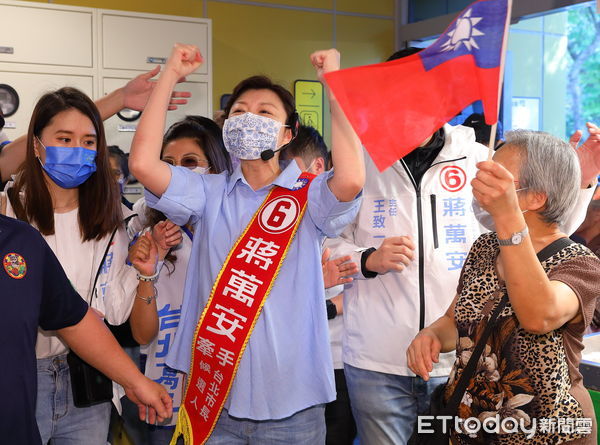 ▲▼國民黨台北市長候選人蔣萬安妻子石舫亘代夫出征，一大早便來到台北市公有成功市場掃街拜票。挺著六個月身孕的石舫亘人氣爆棚，深受攤商及採買民眾的歡迎。（圖／記者湯興漢攝）