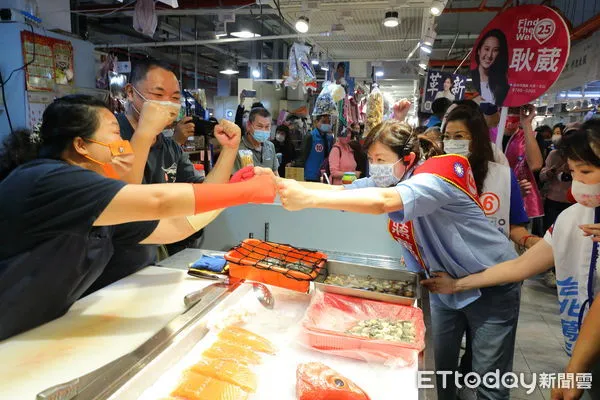 ▲▼國民黨台北市長候選人蔣萬安妻子石舫亘代夫出征，一大早便來到台北市公有成功市場掃街拜票。挺著六個月身孕的石舫亘人氣爆棚，深受攤商及採買民眾的歡迎。（圖／記者湯興漢攝）