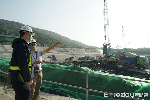 ▲副市長羅達生（左）在台積電高雄廠資深經理李明利陪同下進入廠區視察工廠基樁施工進度。（圖／記者許宥孺翻攝）