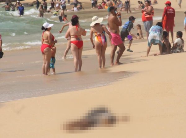 ▲▼墨西哥海灘「沖來3具血屍」遊客超淡定。（圖／翻攝自推特）