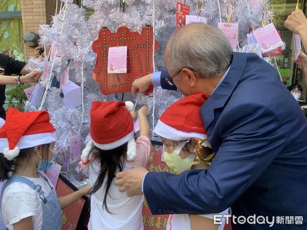 ▲今日上午環球第17屆心願樹在幼兒園小朋友表演聖誕狂歡曲揭開序幕，今年需要募集520份耶誕禮物。（圖／記者蔡佩旻攝）