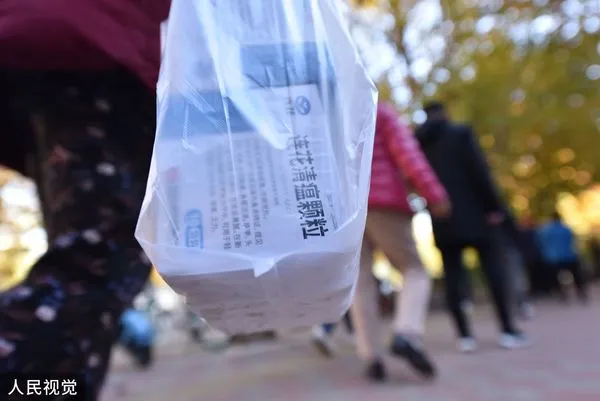 ▲石家莊民眾搶購蓮花清瘟等解熱、鎮痛成藥。（圖／CFP）