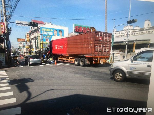 ▲▼台中修平科大2名女大生今（15）日上午在大里仁化路與貨櫃車發生車禍。（圖／記者許權毅翻攝）