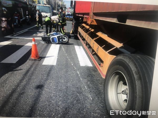 ▲▼台中修平科大2名女大生今（15）日上午在大里仁化路與貨櫃車發生車禍。（圖／記者許權毅翻攝）