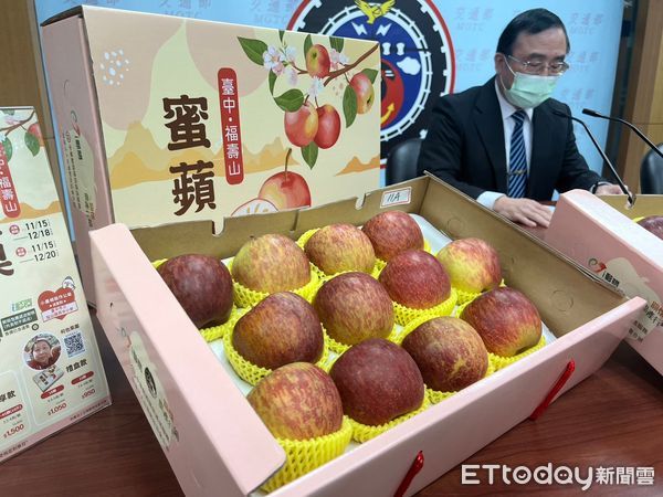 ▲▼中華郵政與小農合作推出蜜蘋果禮盒。（圖／記者李姿慧攝）